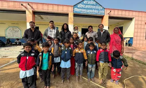 स्कूल में जरूरतमंद बच्चों को ऊनी स्वेटर वितरित