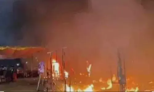 प्रयागराज में शिविर में भड़की आग, थरवई के शुक्ला परिवार की गृहस्थी और 1 लाख की नकदी राख