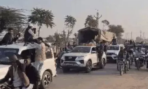 2000 गाड़ियों के काफिले के साथ जयपुर निकले हनुमान बेनीवाल, प्रशासन के फूले हाथ-पांव; बीच सड़क जमकर बरसे सांसद