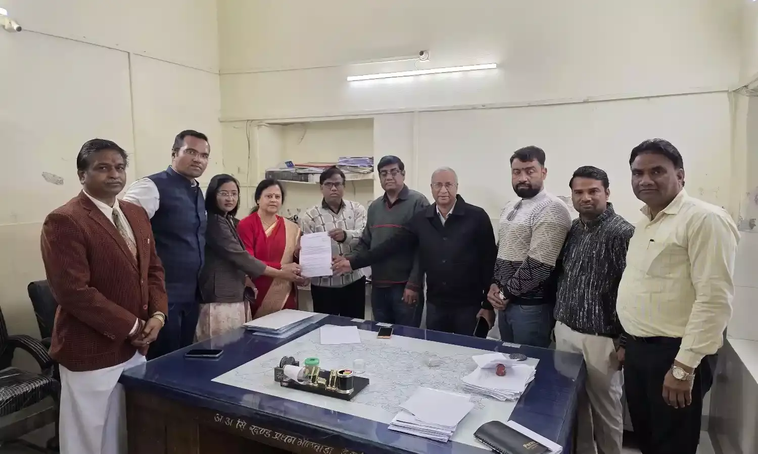 मेजा बांध की जर्जर नहर बनी मुसीबत: घरों में घुस रहा पानी, उपभोक्ता अधिकार समिति ने सिंचाई विभाग को सौंपा ज्ञापन