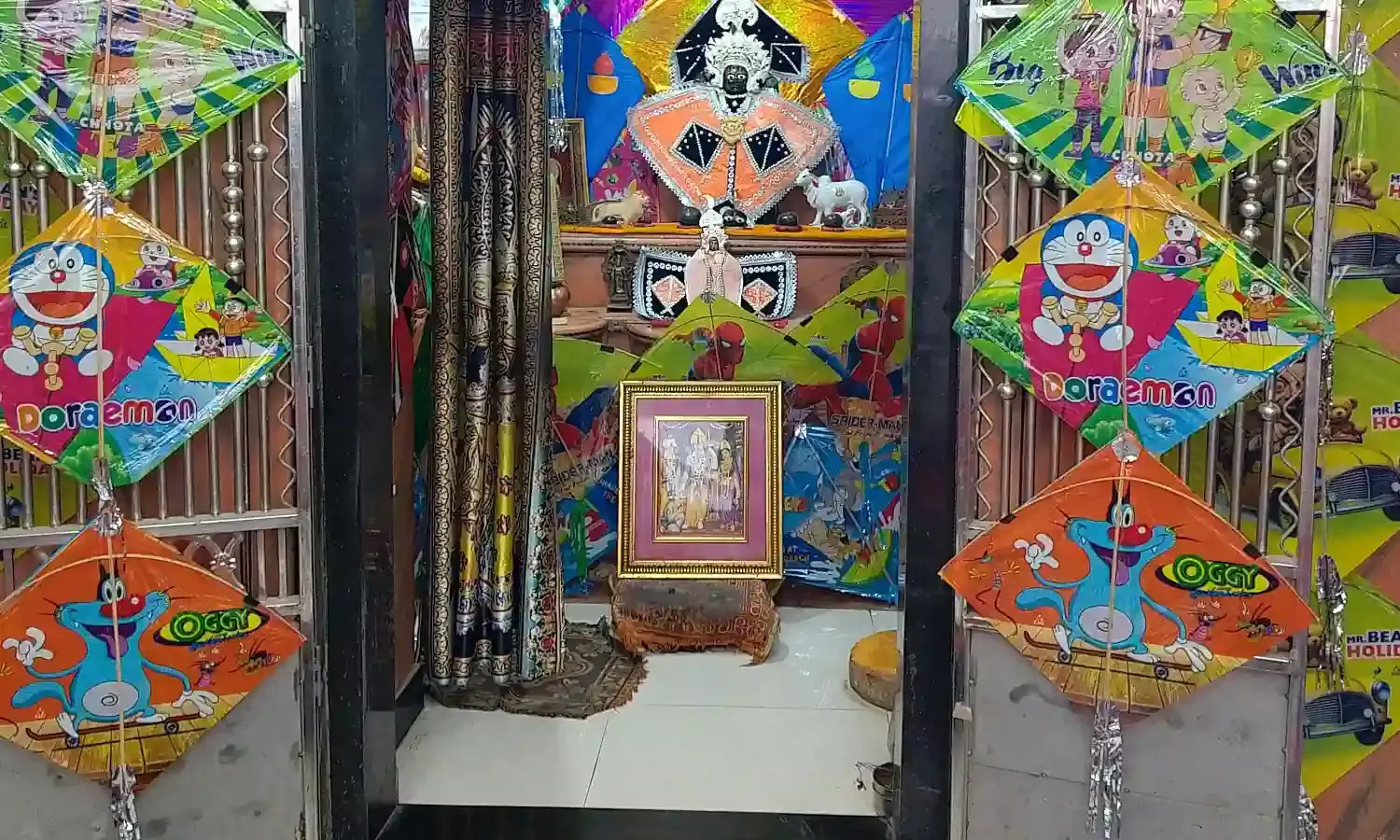 हमीरगढ़ में मकर संक्रांति पर्व को लेकर मंदिरों में श्रदालुओ की उमड़ी भीड़, द्वारकाधीश मंदिर में पतंगो का अनोखा श्रृंगार