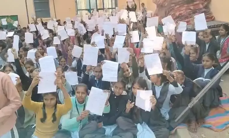 तबादला निरस्त नहीं हुआ तो टीसी कटवाने की चेतावनी, नंदराय में शिक्षा और संवेदना की लड़ाई और तेज तबादला निरस्त नहीं हुआ तो टीसी कटवाने की चेतावनी, नंदराय में शिक्षा और संवेदना की लड़ाई और तेज