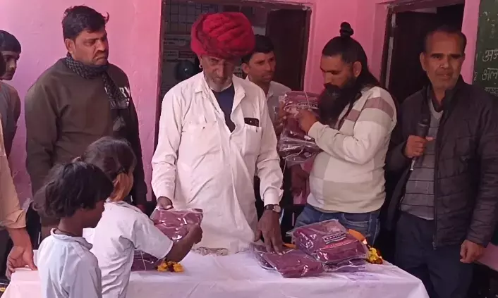 औंकारपुरा एवं धूलखेड़ा में स्वेटर जर्सी वितरित