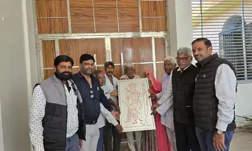 पूर्व तहसीलदार ने सामूहिक विवाह समारोह में जोड़े को भेंट की अलमारी पूर्व तहसीलदार ने सामूहिक विवाह समारोह में जोड़े को भेंट की अलमारी