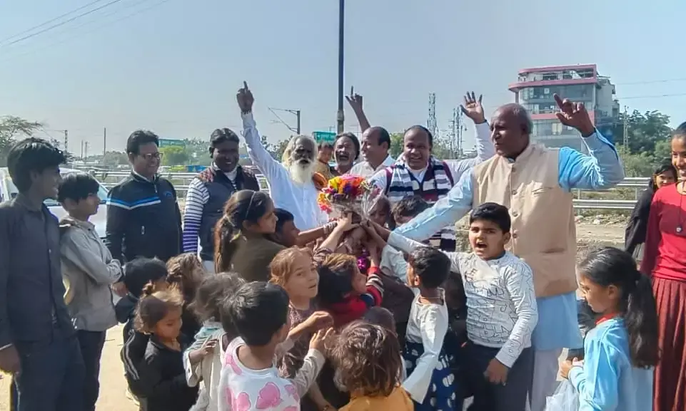 कोहिनूर सेवा समिति ने 150 जरूरतमंद बच्चों को वितरित किए स्वेटर