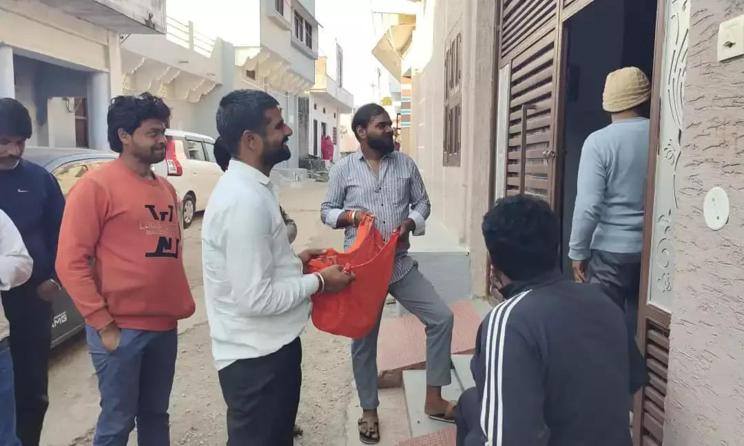 नंद गोपाल गौशाला के युवाओं ने घर-घर जाकर धन इकट्ठा किया नंद गोपाल गौशाला के युवाओं ने घर-घर जाकर धन इकट्ठा किया