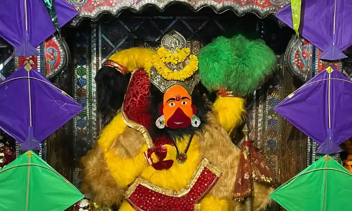 1008 रंग-बिरंगी पतंगों से बालाजी की आकर्षक एवं मनमोहक सजावट