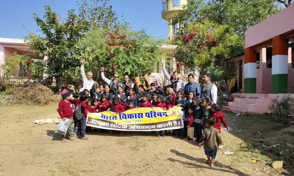 भारत विकास परिषद भील्या खेड़ा में स्वेटर वितरित