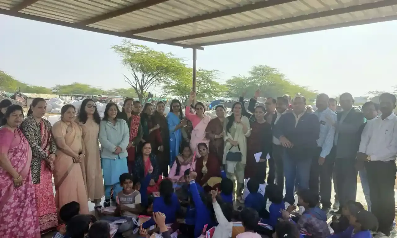 कच्ची बस्ती के नौनिहालों के बीच मनाया मकर संक्रांति पर्व कच्ची बस्ती के नौनिहालों के बीच मनाया मकर संक्रांति पर्व