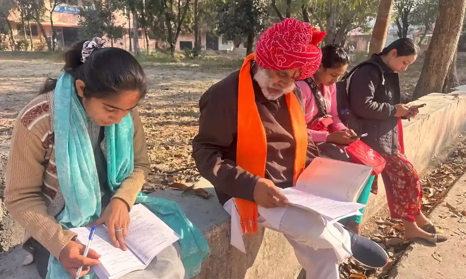 बेटियों से प्रेरणा पाकर लौटे शिक्षा की राह पर