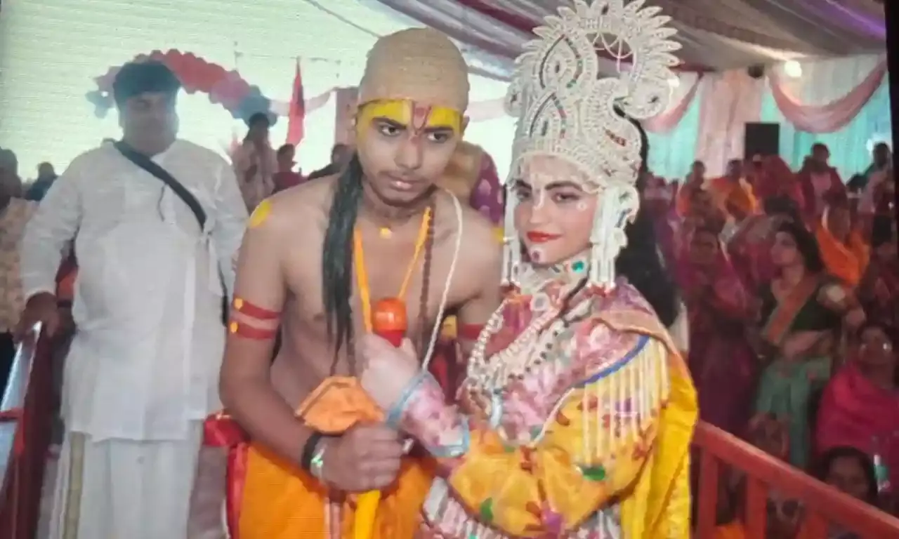 सुदामा और कृष्ण के मिलन को देख भावुक हुए श्रद्धालु, श्री कुंज में सजी सुदामा चरित्र की सजीव झांकी