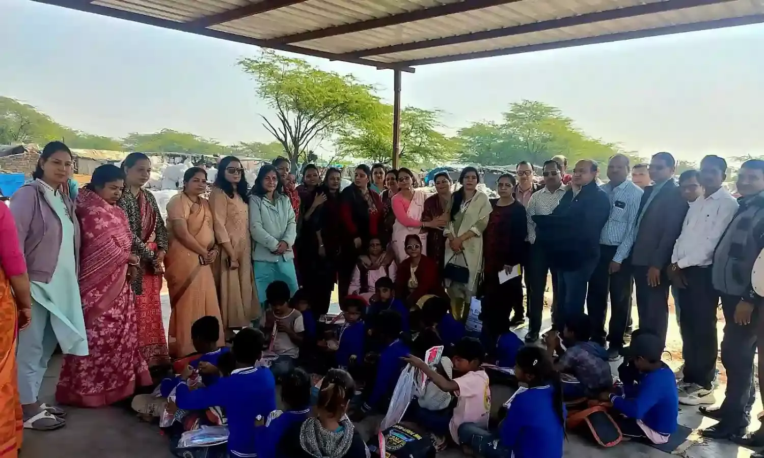 अग्रवाल महिला औ  ने कच्ची बस्ती के नौनिहालों के बीच मनाया मकर संक्रांति पर्व