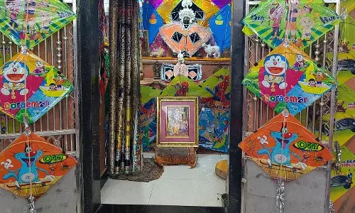 हमीरगढ़ में मकर संक्रांति पर्व को लेकर मंदिरों में श्रदालुओ की उमड़ी भीड़, द्वारकाधीश मंदिर में पतंगो का अनोखा श्रृंगार हमीरगढ़ में मकर संक्रांति पर्व को लेकर मंदिरों में श्रदालुओ की उमड़ी भीड़, द्वारकाधीश मंदिर में पतंगो का अनोखा श्रृंगार