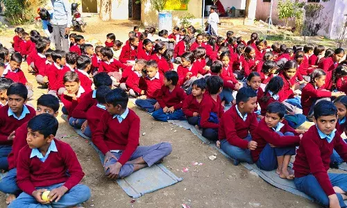 आसींद क्षेत्र के जबरकिया ग्राम में भामाशाहों की पहल, विद्यार्थियों को वितरित किए 140 स्वेटर आसींद क्षेत्र के जबरकिया ग्राम में भामाशाहों की पहल, विद्यार्थियों को वितरित किए 140 स्वेटर