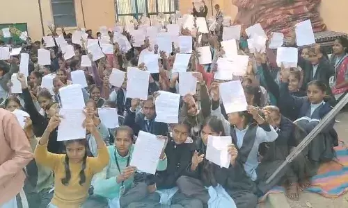 तबादला निरस्त नहीं हुआ तो टीसी कटवाने की चेतावनी, नंदराय में शिक्षा और संवेदना की लड़ाई और तेज तबादला निरस्त नहीं हुआ तो टीसी कटवाने की चेतावनी, नंदराय में शिक्षा और संवेदना की लड़ाई और तेज