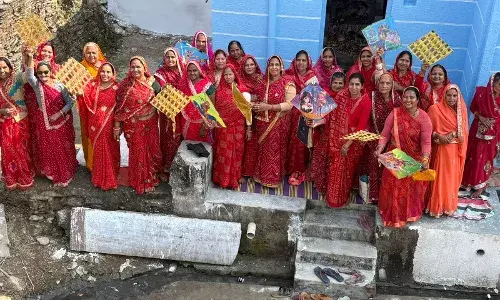 शक्करगढ़ में महिला मंडल ने भगवान को पतंग चढ़ाकर मनाई मकर संक्रांति शक्करगढ़ में महिला मंडल ने भगवान को पतंग चढ़ाकर मनाई मकर संक्रांति