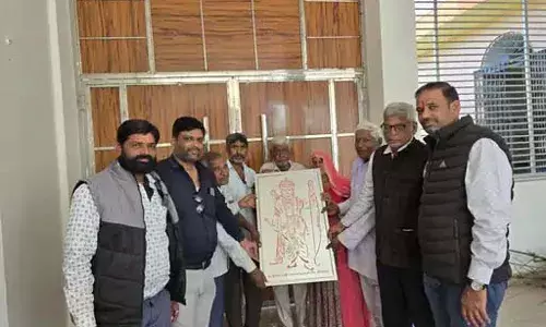 पूर्व तहसीलदार ने सामूहिक विवाह समारोह में जोड़े को भेंट की अलमारी