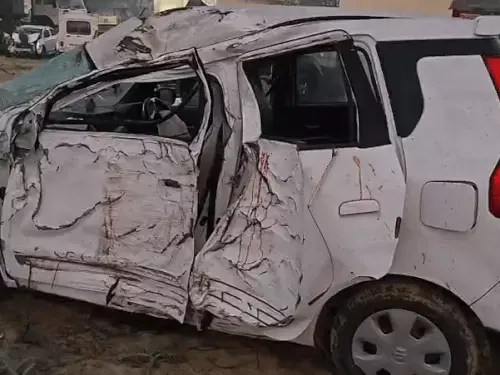 मथुरा से खाटूश्यामजी दर्शन जा रहे श्रद्धालुओं की कार पेड़ से टकराई, 2 की मौत