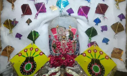 सांवरिया सेठ के दरबार में सजी पतंगें, द्वारकाधीश रूप में हुआ मनमोहक श्रृंगार