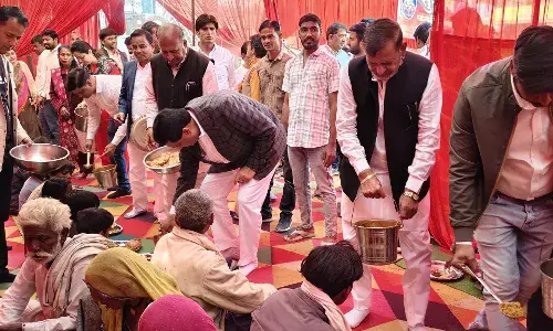 मकर सक्रांति पर्व पर सुभाष चौक पर निराश्रित जनों को करवाया निशुल्क भोजन मकर सक्रांति पर्व पर सुभाष चौक पर निराश्रित जनों को करवाया निशुल्क भोजन