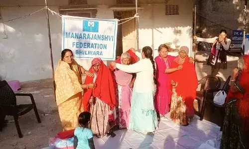 मनराजस्वी फेडरेशन ने बांटी खुशियां, महिलाओं को शॉल भेंट