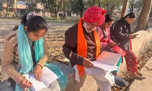 बेटियों से प्रेरणा पाकर लौटे शिक्षा की राह पर