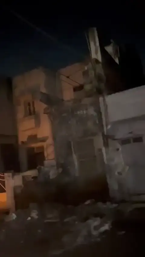 शाम की सब्जी मंडी में बड़ा हादसा टला, भरभरा कर गिरा मकान का छज्जा!