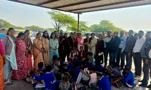 अग्रवाल महिला औ  ने कच्ची बस्ती के नौनिहालों के बीच मनाया मकर संक्रांति पर्व