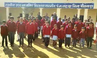 सरगांव में सेवा की सरिता: रामेश्वर काबरा ने 144 बच्चों को बांटे स्वेटर, शिक्षा और सेवा का दिया संदेश