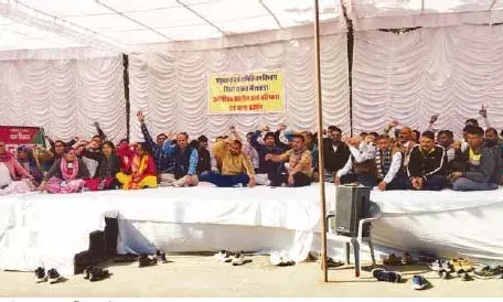 वन कर्मचारियों का अनिश्चितकालीन धरना, निर्दोष कर्मचारियों की बहाली की मांग वन कर्मचारियों का अनिश्चितकालीन धरना, निर्दोष कर्मचारियों की बहाली की मांग