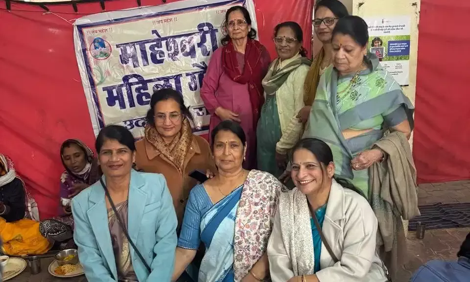 माहेश्वरी महिला गौरव मण्डल ने तिमारदारों व मरीजों को भोजन कराया माहेश्वरी महिला गौरव मण्डल ने तिमारदारों व मरीजों को भोजन कराया