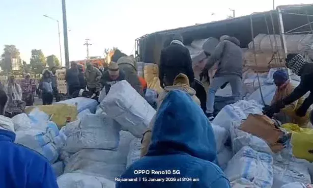 राजसमंद में हादसा: पार्सल लोडिंग ट्रक पलटा, राहगीर की मौत राजसमंद में हादसा: पार्सल लोडिंग ट्रक पलटा, राहगीर की मौत