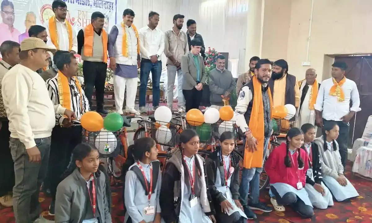मांडल में बालिका शिक्षा को बढ़ावा, छात्राओं को मिली साइकिलें