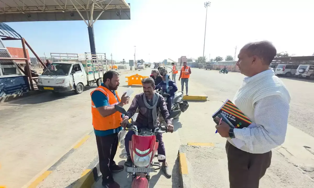 राष्ट्रीय सड़क सुरक्षा माह के अंतर्गत एनएचएआई लाम्बिया टोल प्लाजा पर जागरूकता कार्यक्रम आयोजित