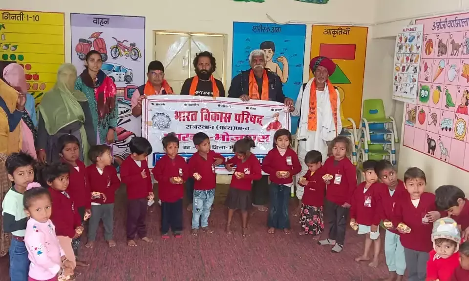 आंगनबाड़ी केंद्रों व जरूरतमंदों को वितरण की जर्सीया शाखा भोजरास