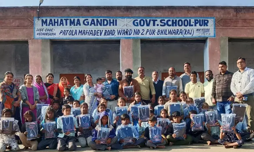 मकर संक्रांति पर महात्मा गांधी राजकीय विद्यालय मे स्वेटर वितरण