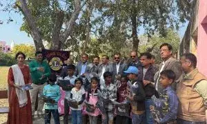 लायन्स क्लब भीलवाड़ा सिटी ने बच्चों को किए स्वेटर वितरित