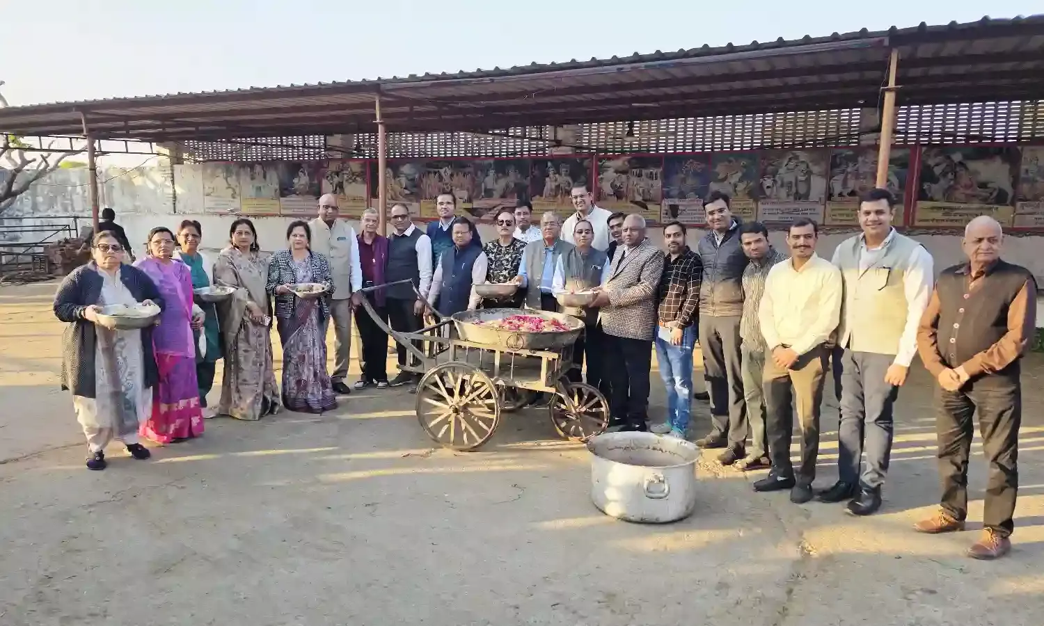 अंतर्राष्ट्रीय वैश्य फेडरेशन युवा इकाई ने रामधाम गोशाला में की गौमाता की सेवा