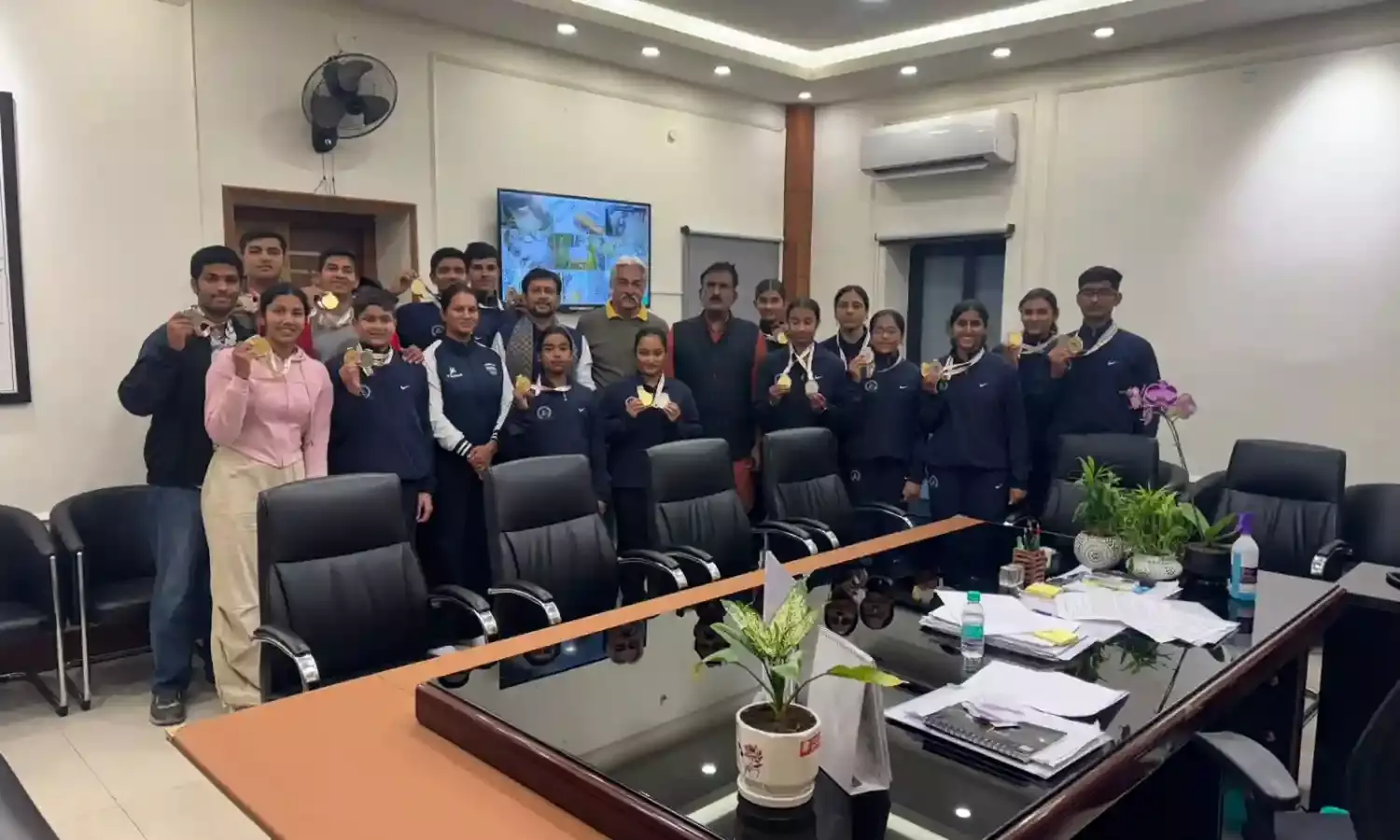 उदयपुर: नेशनल ड्रैगन बोट प्रतियोगिता में चमके मेवाड़ी खिलाड़ी, कलेक्टर नमित मेहता ने किया सम्मानित