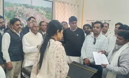 धरने में बोले पूर्व मंत्री राज आने पर धांधली करने वाले कर्मचारी को बख्शेंगे नहीं धरने में बोले पूर्व मंत्री राज आने पर धांधली करने वाले कर्मचारी को बख्शेंगे नहीं