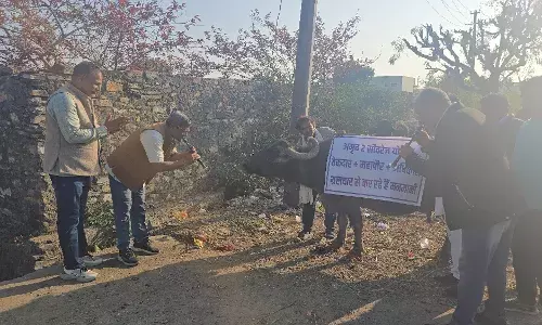 भैंस के आगे बीन बजा कर 100 फीट रोड पर किया प्रदर्शन