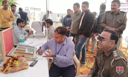 राष्ट्रीय रोड सेफ्टी माह: हाईवे पर चालकों की आंखों की जांच, सुरक्षा के प्रति किया जागरूक राष्ट्रीय रोड सेफ्टी माह: हाईवे पर चालकों की आंखों की जांच, सुरक्षा के प्रति किया जागरूक