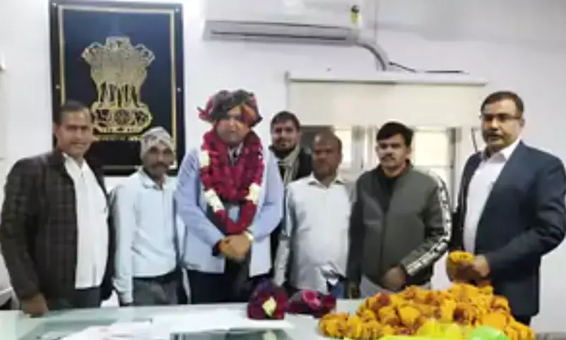 भीलवाड़ा: CMHO की कुर्सी के लिए बैंड-बाजा और ड्रामा, कोर्ट से स्टे लेकर कार्यालय पहुँचे पूर्व अधिकारी, नहीं मिली ज्वाइनिंग