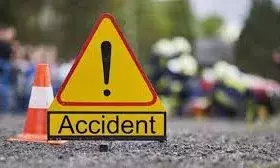 कार ट्रोले की टक्कर में एक ही परिवार के चार की मौत