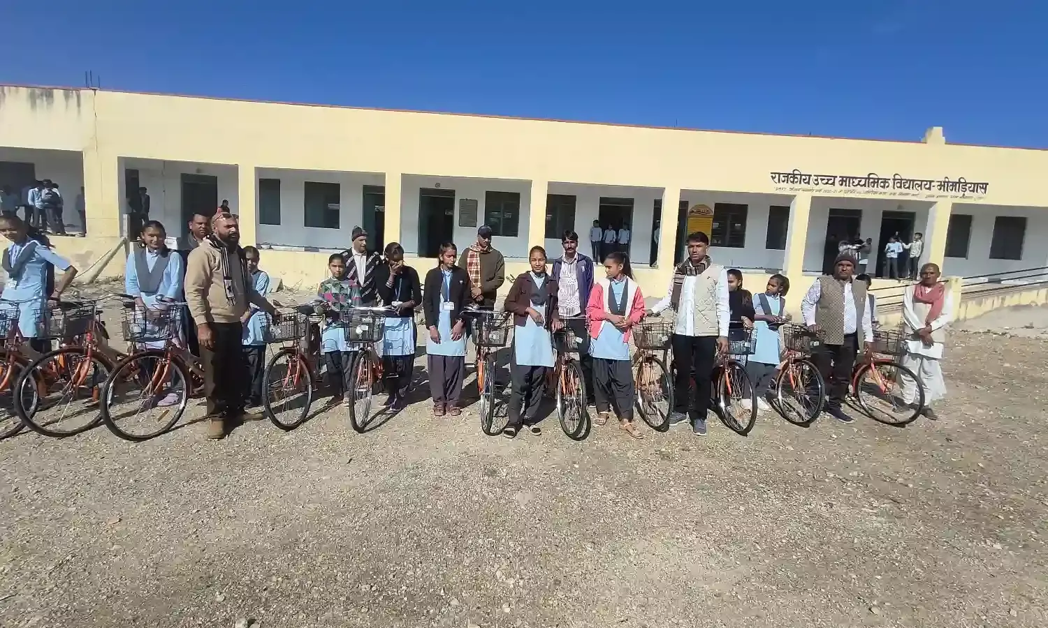 कक्षा नौ की सोलह बालिकाओं को निशुल्क साइकल वितरण