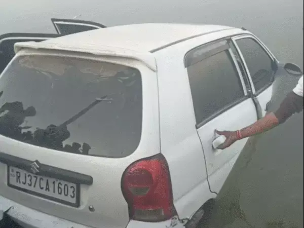 शराब से भरी कार तालाब में गिरने से दो युवकों की मौत