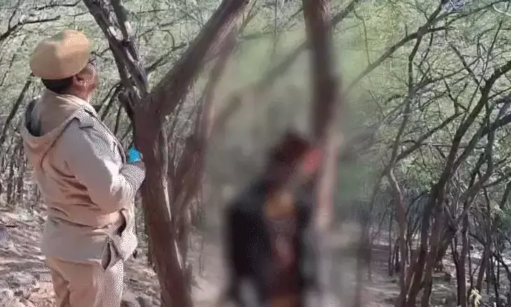 तालाब के पास युवक का शव लटका मिलने से सनसनी