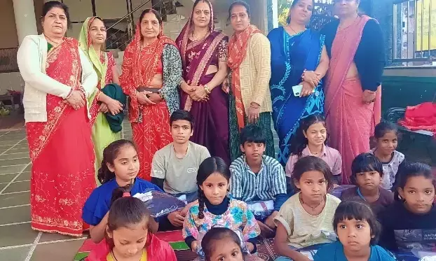 स्वर्णकार महिला संगठन द्वारा आंगनवाड़ी के नन्हे बच्चों को वितरित किए स्वेटर