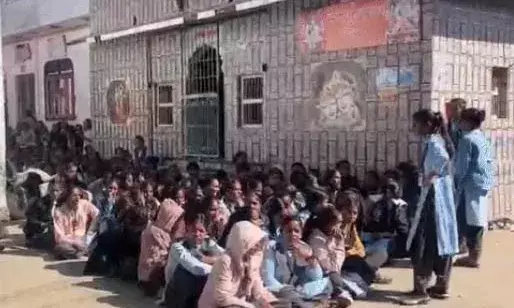 स्कूल लेक्चरर ट्रांसफर के विरोध में बच्चों का धरना, पुलिस ने हटाया