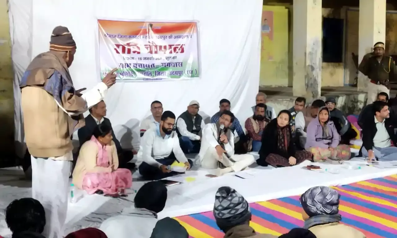 ग्रामीण अंचलों तक पहुंच रहा सुशासन का संकल्प,मगवास में जमी जिला कलेक्टर की रात्रि चौपाल